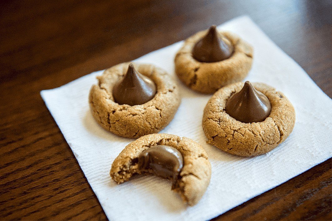 gluten free flourless peanut butter blossom cookies