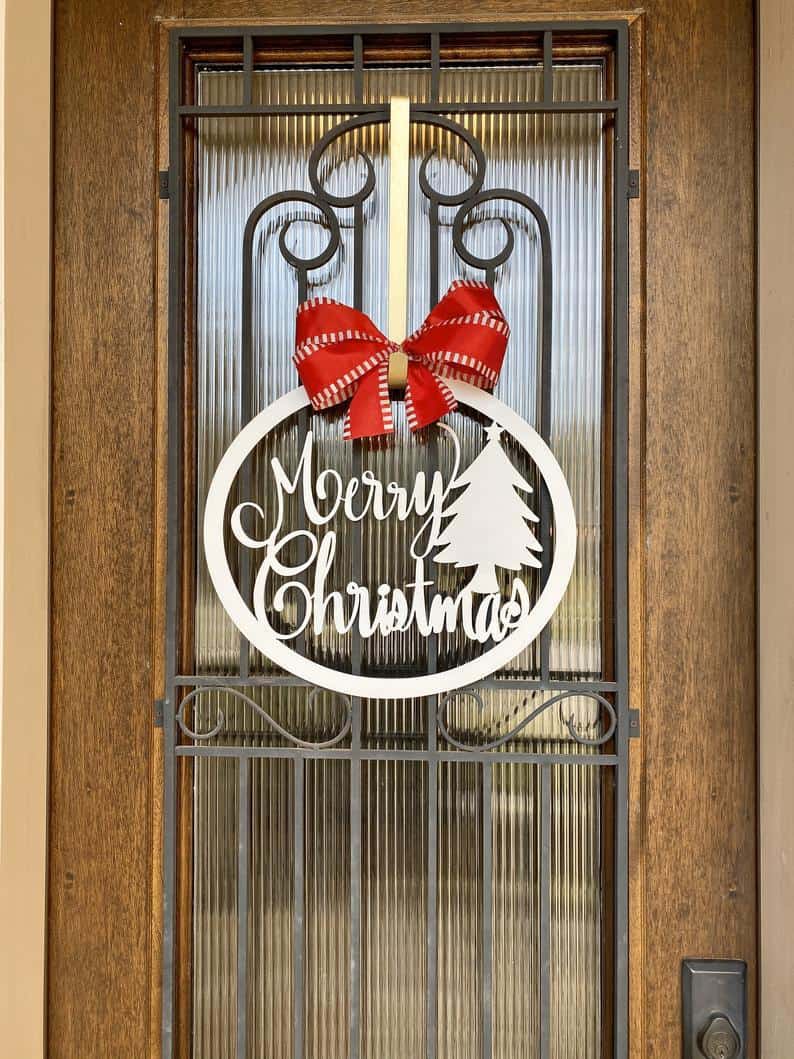 Everyday Wholesome | 35 Best Christmas Door Hangers for Holiday Decor