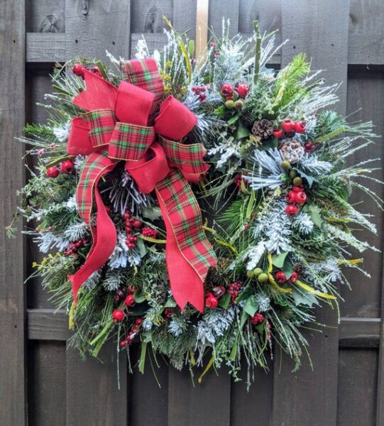 Everyday Wholesome | 30+ Classic Christmas Wreaths